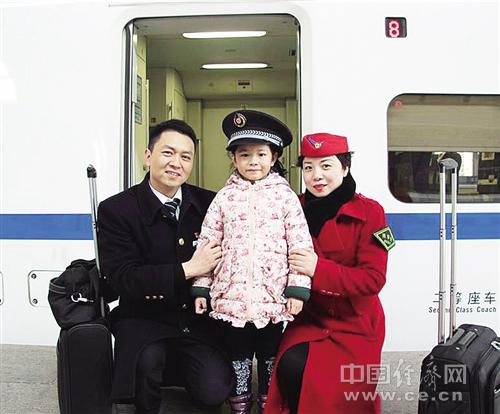 陳剛（左）、肖三英以及女兒陳昱彤的合照。經(jīng)濟(jì)日?qǐng)?bào)-中國(guó)經(jīng)濟(jì)網(wǎng)記者 王軼辰攝