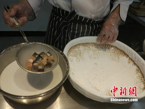 制作元宵時(shí)，首先要將餡料做好，沾上水，再投進(jìn)盛滿糯米粉的笸籮內(nèi)搖。<a target='_blank'  ><p  align=
