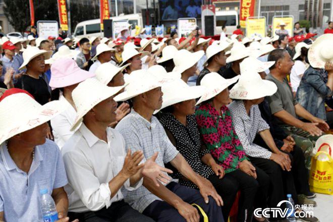 活動(dòng)現(xiàn)場(chǎng)，農(nóng)戶(hù)們聽(tīng)講很認(rèn)真
