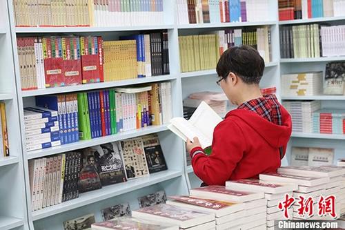 5月9日，一女子在哈爾濱市某書店選購圖書。從5月1日至5月4日，全國32家紙廠宣布漲價(jià)，各紙種漲價(jià)幅度為每噸100元至300元不等。對此，出版行業(yè)業(yè)內(nèi)人士表示“因?yàn)榧垙垉r(jià)格上漲，直接造成了出版成本的明顯增加，出版行業(yè)只能被迫對圖書定價(jià)進(jìn)行調(diào)整。”
<a target='_blank' >中新社</a>記者 于琨 攝
