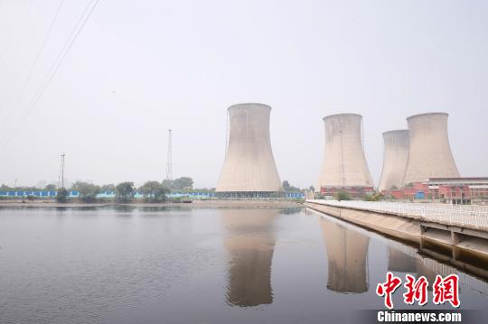 按照規(guī)劃，位于首鋼園區(qū)內(nèi)的滑雪大跳臺(tái)建成后將成為世界首例永久保留和使用的單板大跳臺(tái)場(chǎng)地。圖為單板大跳臺(tái)選址所在地。　韓海丹 攝
