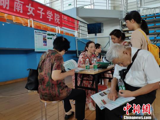 中國各地高考分數線相繼出臺填報志愿咨詢行業(yè)生意火爆