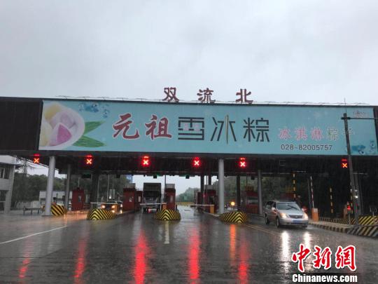 網(wǎng)傳車輛被淹的收費站現(xiàn)狀。　鐘欣 攝