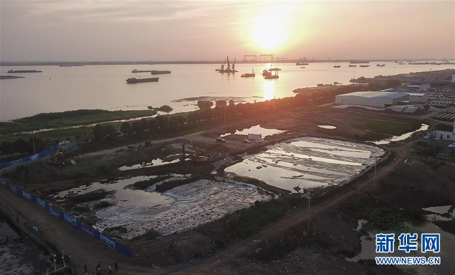 （新華視點(diǎn)&middot;圖文互動(dòng)）（3）中央督察兩年有的絲毫未改，有的不減反增&mdash;&mdash;江蘇泰興數(shù)萬噸化工廢料和污泥堆放長(zhǎng)江邊調(diào)查