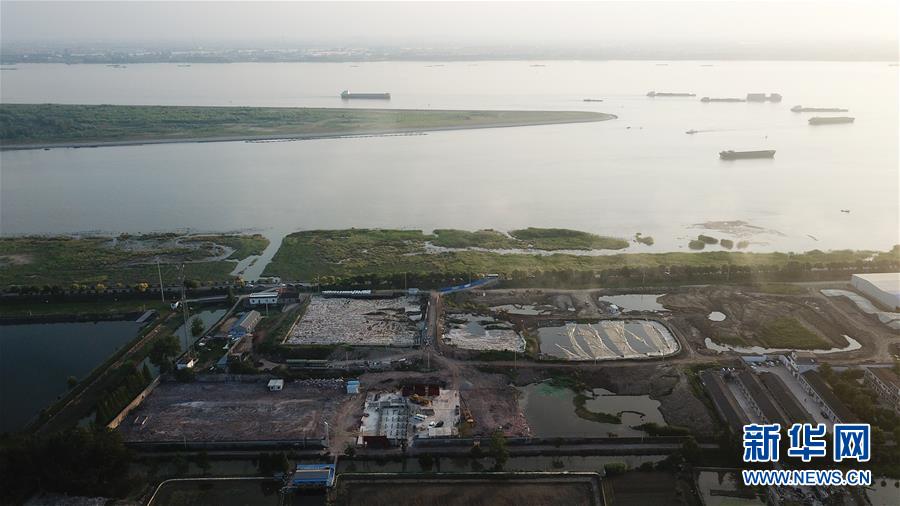 （新華視點(diǎn)&middot;圖文互動(dòng)）（6）中央督察兩年有的絲毫未改，有的不減反增&mdash;&mdash;江蘇泰興數(shù)萬噸化工廢料和污泥堆放長(zhǎng)江邊調(diào)查