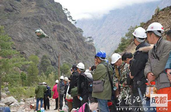2015年4月，因地震被困尼泊爾的中國公民準(zhǔn)備登機