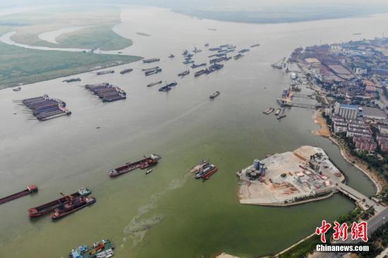8月1日，巨型的水泥儲(chǔ)罐被吊離碼頭，湖南岳陽(yáng)城陵磯新港區(qū)天欣碼頭的整治已基本完成。今年5月，長(zhǎng)江岸線湖南段開展港口碼頭&ldquo;關(guān)停并轉(zhuǎn)&rdquo;專項(xiàng)整治行動(dòng)。截至目前，該行動(dòng)已集中關(guān)停42個(gè)碼頭泊位，退出岸線7302米。楊華峰 攝