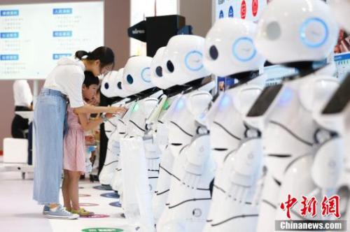 圖為8月15日，2018世界機器人大會在北京亦創(chuàng)國際會展中心揭幕，160余家中外機器人領(lǐng)軍企業(yè)帶來的前沿產(chǎn)品集體亮相，讓觀眾直接感受科技改變生活。<a target='_blank' >中新社</a>記者 富田 攝