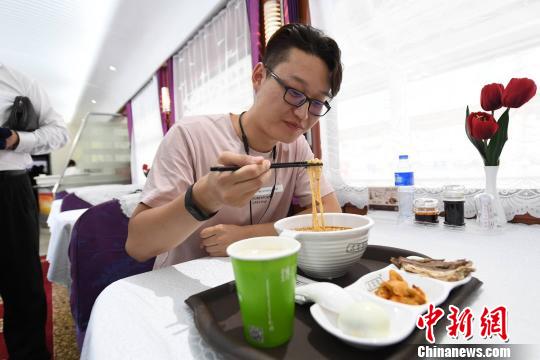 圖為旅客在列車上享用正宗牛肉面。　楊艷敏 攝