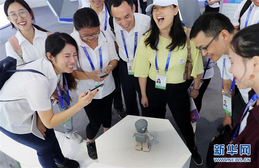 （新華全媒頭條&middot;圖文互動(dòng)）（2）&ldquo;中國(guó)智，世界能&rdquo;&mdash;&mdash;2018世界人工智能大會(huì)釋放AI發(fā)展新信號(hào)