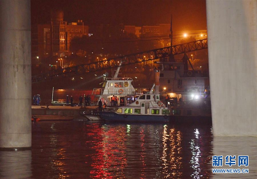 （重慶公交車墜江事故·圖文互動）（3）夜幕降臨，重慶萬州公交客車墜江事故救援工作仍在進(jìn)行中