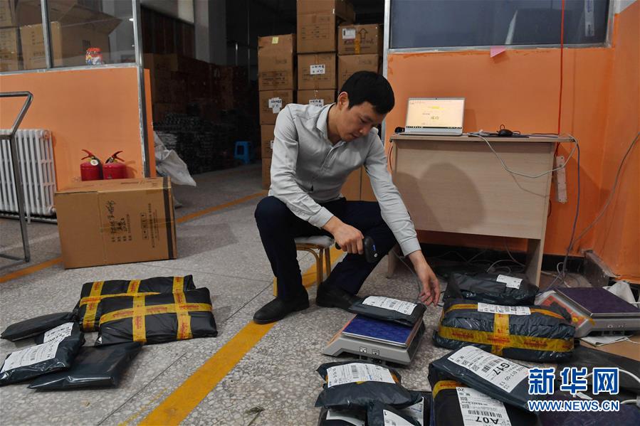 （在習(xí)近平新時(shí)代中國(guó)特色社會(huì)主義思想指引下&mdash;&mdash;新時(shí)代新作為新篇章&middot;圖文互動(dòng)）（3）從資源枯竭城市到中國(guó)棉襪之鄉(xiāng)&mdash;&mdash;吉林遼源念好民營(yíng)經(jīng)濟(jì)&ldquo;三字經(jīng)&rdquo;