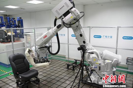 機器人測試桌椅?！”R育辛 攝