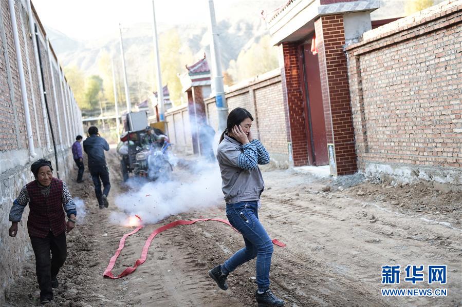 （新華全媒頭條&middot;壯闊歷程40年系列述評(píng)&middot;圖文互動(dòng)）（3）舉旗定向 康莊大道&mdash;&mdash;從改革開放40年看中國(guó)自信