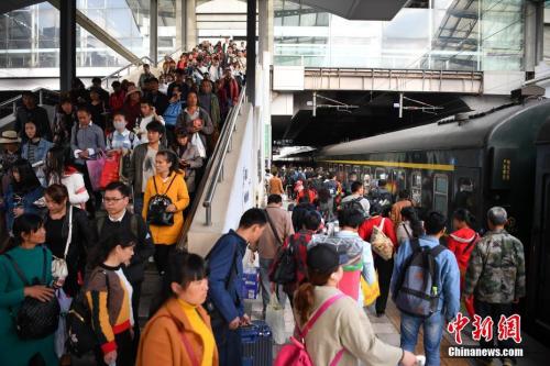 資料圖：2018年3月12日，旅客在昆明火車(chē)站進(jìn)站乘車(chē)。<a target='_blank' ><p  align=