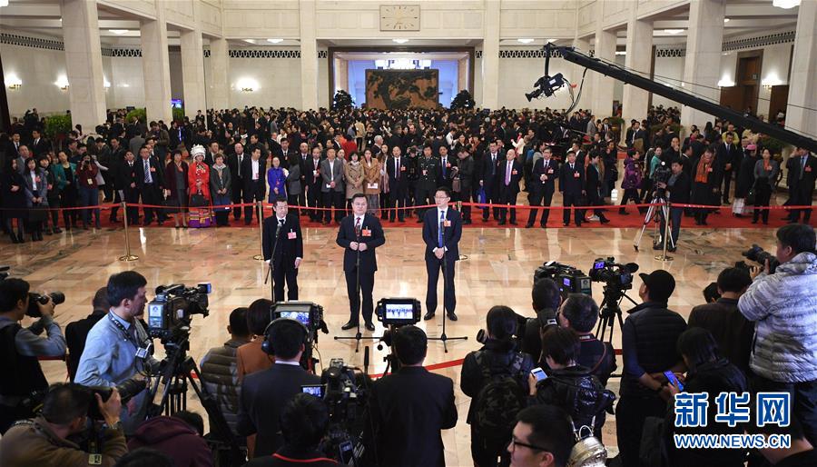 （兩會(huì)&middot;XHDW）（13）全國人大代表接受采訪