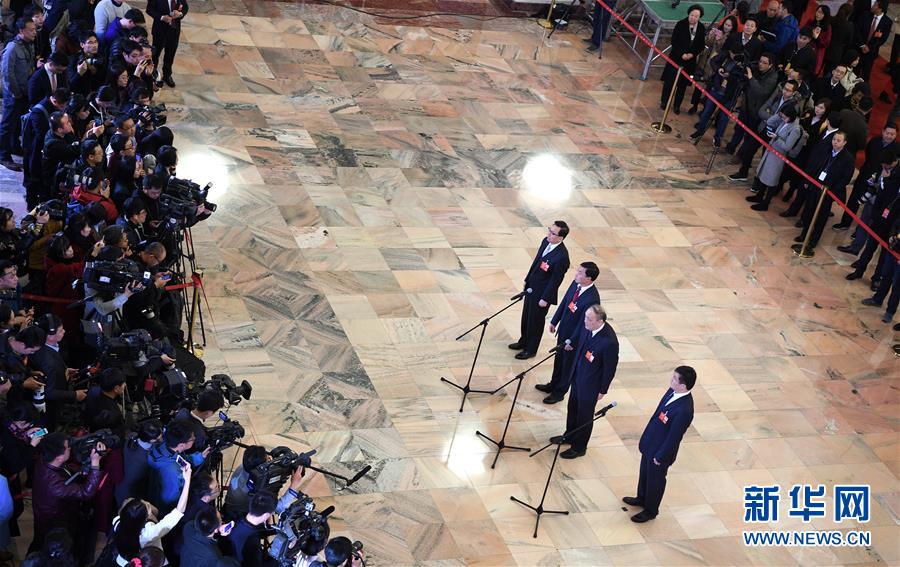 （兩會(huì)&middot;XHDW）（13）全國(guó)政協(xié)委員接受采訪(fǎng)