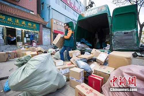 資料圖：物流人員在分揀快遞。<a target='_blank' ><p  align=