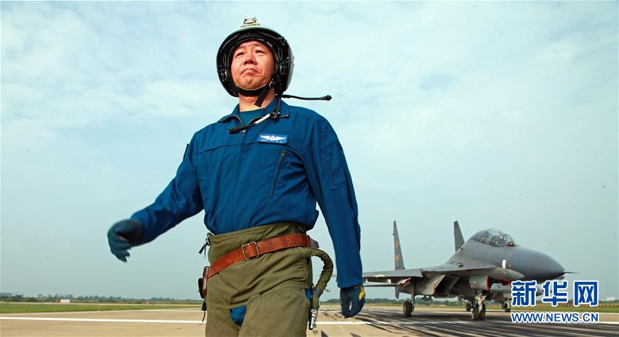 （新華全媒頭條·圖文互動）（1）戰(zhàn)鷹，為祖國奮飛——記空軍航空兵某旅旅長、特級飛行員郝井文