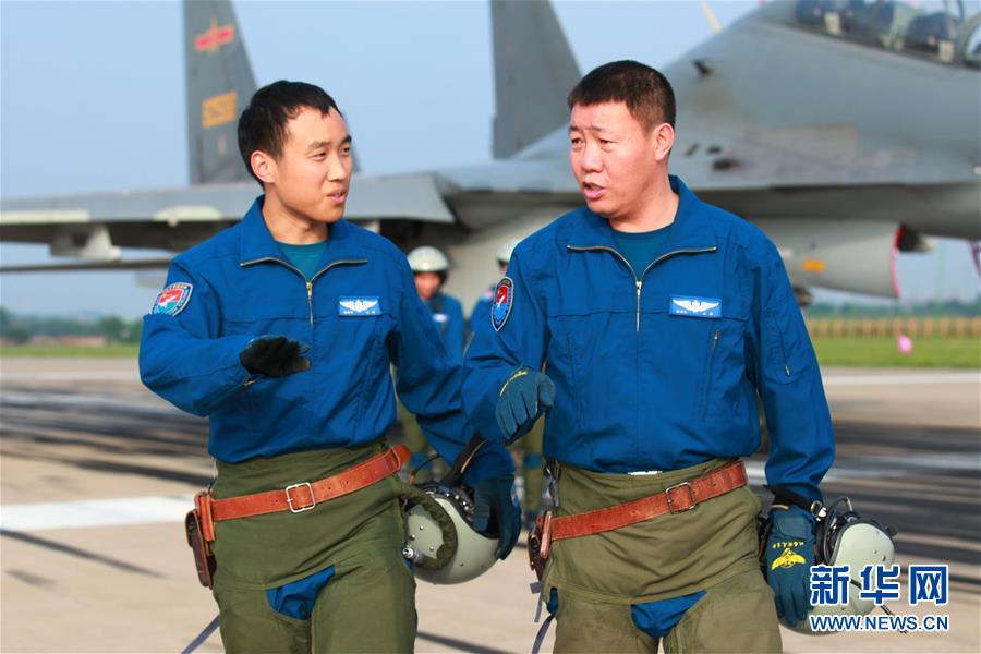 （新華全媒頭條·圖文互動）（3）戰(zhàn)鷹，為祖國奮飛——記空軍航空兵某旅旅長、特級飛行員郝井文