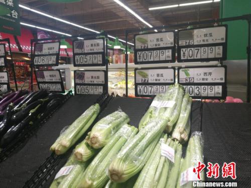 圖為超市里的蔬菜攤。正值晚間，一些菜已被人們買空。 謝藝觀 攝