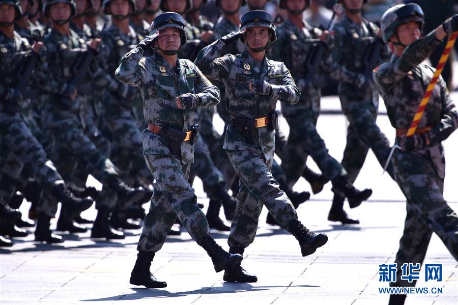 （新華全媒頭條·強軍思想引領(lǐng)新征程·圖文互動）（4）那一刻，我們光榮接受檢閱