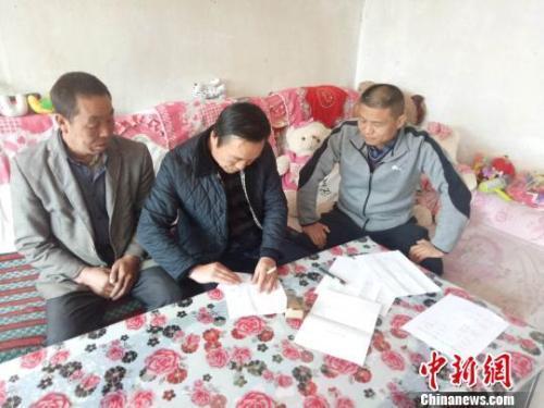 資料圖：圖為扶貧隊(duì)伍進(jìn)貧困戶里，給貧困戶宣講政策?！＄娦?攝