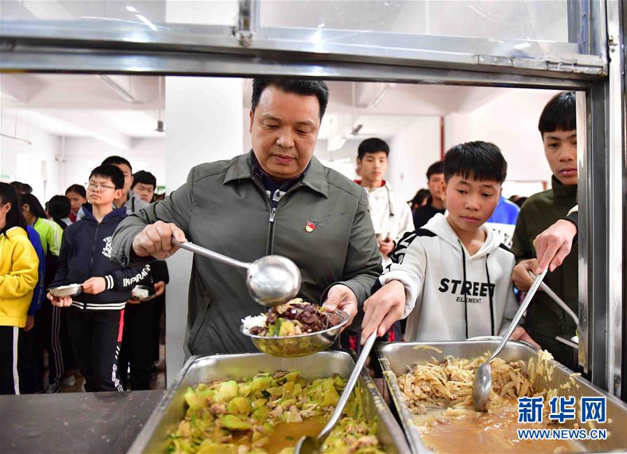 （社會(huì)）（1）《學(xué)校食品安全與營養(yǎng)健康管理規(guī)定》今日施行