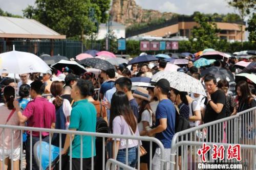 資料圖：游客排隊(duì)等待安檢。殷立勤 攝