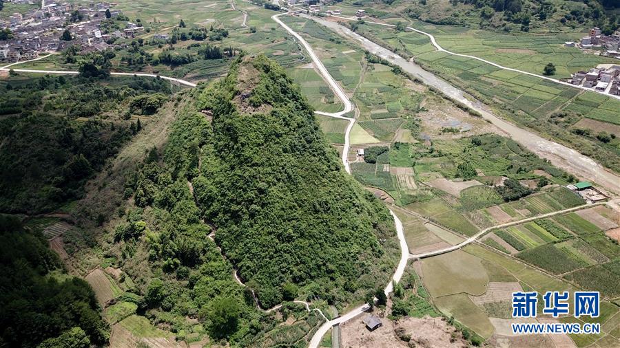 （壯麗70年&middot;奮斗新時(shí)代&mdash;&mdash;記者再走長(zhǎng)征路&middot;圖文互動(dòng)）（1）永恒祭奠：他們，倒在了第二道封鎖線上