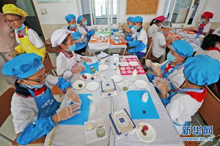 （在習(xí)近平新時(shí)代中國特色社會(huì)主義思想指引下&mdash;&mdash;新時(shí)代新作為新篇章&middot;總書記關(guān)心的百姓身邊事&middot;圖文互動(dòng)）（1）&ldquo;媽媽第一次吃到我做的菜時(shí)高興得哭了&rdquo;&mdash;&mdash;中國孩子在勞動(dòng)教育中健康成長