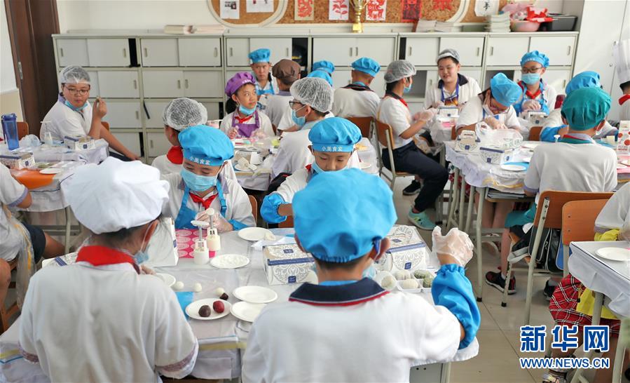 （在習(xí)近平新時(shí)代中國特色社會(huì)主義思想指引下&mdash;&mdash;新時(shí)代新作為新篇章&middot;總書記關(guān)心的百姓身邊事&middot;圖文互動(dòng)）（2）&ldquo;媽媽第一次吃到我做的菜時(shí)高興得哭了&rdquo;&mdash;&mdash;中國孩子在勞動(dòng)教育中健康成長