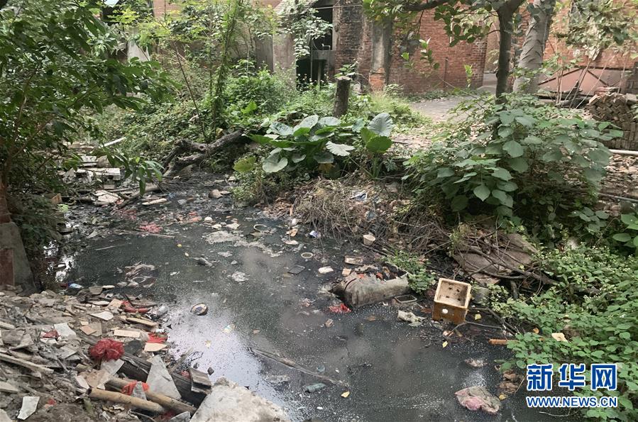 （圖文互動(dòng)）（1）河長(zhǎng)職責(zé)寫得明明白白，條條舉措無(wú)一落實(shí)&mdash;&mdash;國(guó)務(wù)院檢查組暗訪核查佛山一農(nóng)村河涌黑臭十余年無(wú)人管理