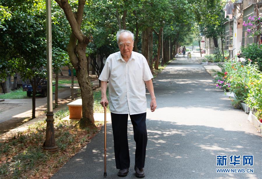 （新華全媒頭條·圖文互動(dòng)）（9）滄海橫流 信仰彌堅(jiān)——記共產(chǎn)黨員、湘潭大學(xué)九旬教授滄南