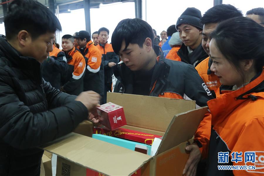 （圖文互動(dòng)）（3）特寫(xiě)：全國(guó)道德模范為&ldquo;快遞小哥&rdquo;送&ldquo;愛(ài)心禮包&rdquo;