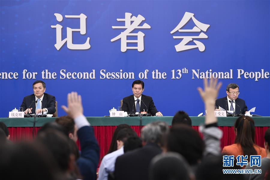 （兩會(huì)&middot;XHDW）（11）商務(wù)部部長鐘山等就&ldquo;促進(jìn)形成強(qiáng)大國內(nèi)市場(chǎng) 推動(dòng)全方位對(duì)外開放&rdquo;答記者問