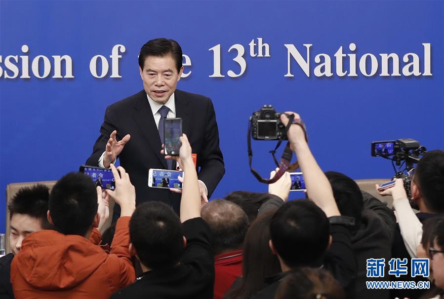 （兩會&middot;XHDW）（12）商務(wù)部部長鐘山等就&ldquo;促進(jìn)形成強(qiáng)大國內(nèi)市場 推動全方位對外開放&rdquo;答記者問