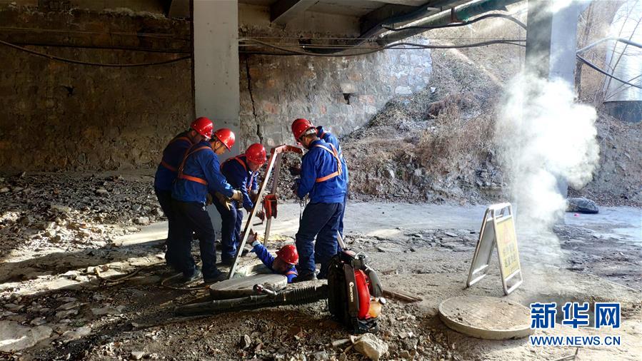 （嚴(yán)寒下的勞動者&middot;圖文互動）（1）巡線工人&ldquo;冰與火&rdquo;的考驗