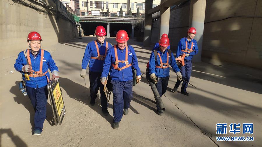 （嚴(yán)寒下的勞動者&middot;圖文互動）（2）巡線工人&ldquo;冰與火&rdquo;的考驗