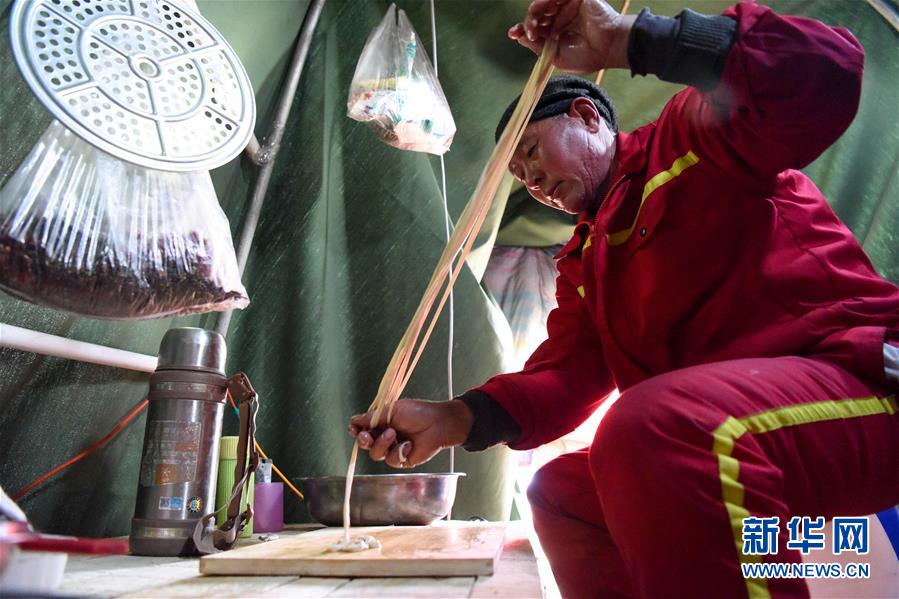 （新春走基層&middot;圖文互動）（7）大漠中，一頂帳篷守歲五年