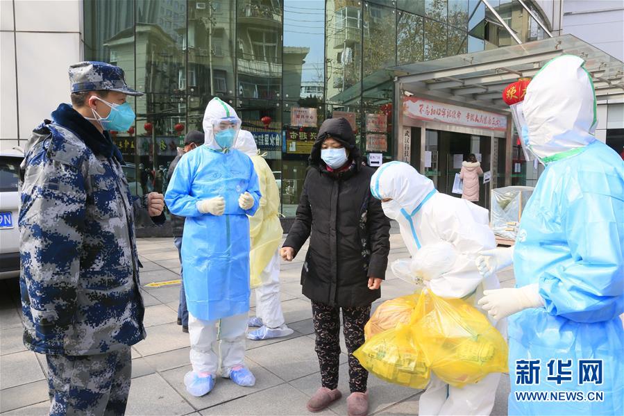 （新華全媒頭條&middot;圖文互動(dòng)）（1）黨旗，高高飄揚(yáng)在防控疫情斗爭(zhēng)第一線&mdash;&mdash;各級(jí)黨組織和廣大黨員干部投身疫情防控阻擊戰(zhàn)紀(jì)實(shí)