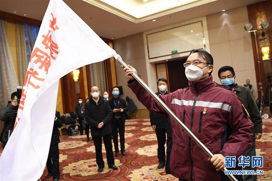 （新華全媒頭條&middot;圖文互動(dòng)）（3）黨旗，高高飄揚(yáng)在防控疫情斗爭(zhēng)第一線&mdash;&mdash;各級(jí)黨組織和廣大黨員干部投身疫情防控阻擊戰(zhàn)紀(jì)實(shí)