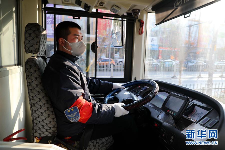 （聚焦疫情防控&middot;圖文互動(dòng)）（1）疫情下的公交司機(jī)：只要有一名乘客，我們也要堅(jiān)守！