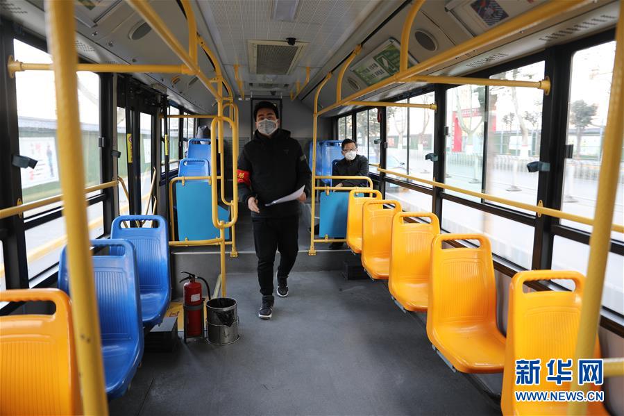 （聚焦疫情防控&middot;圖文互動(dòng)）（2）疫情下的公交司機(jī)：只要有一名乘客，我們也要堅(jiān)守！