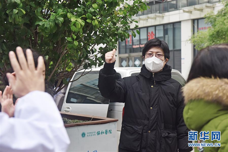 （新華全媒頭條·圖文互動）（2）戰(zhàn)紅區(qū)！——發(fā)生在武漢抗疫隔離病房內(nèi)的故事