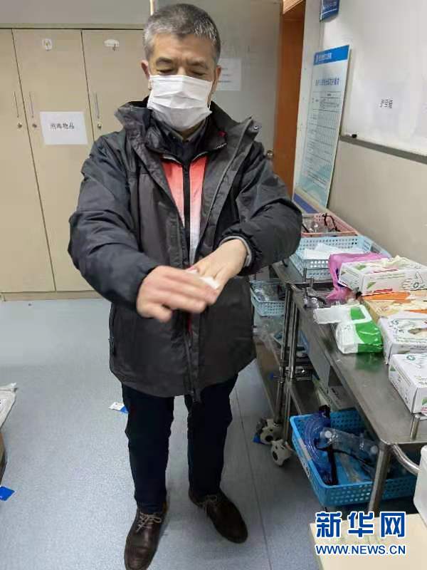 （新華全媒頭條·圖文互動）（3）戰(zhàn)紅區(qū)！——發(fā)生在武漢抗疫隔離病房內(nèi)的故事