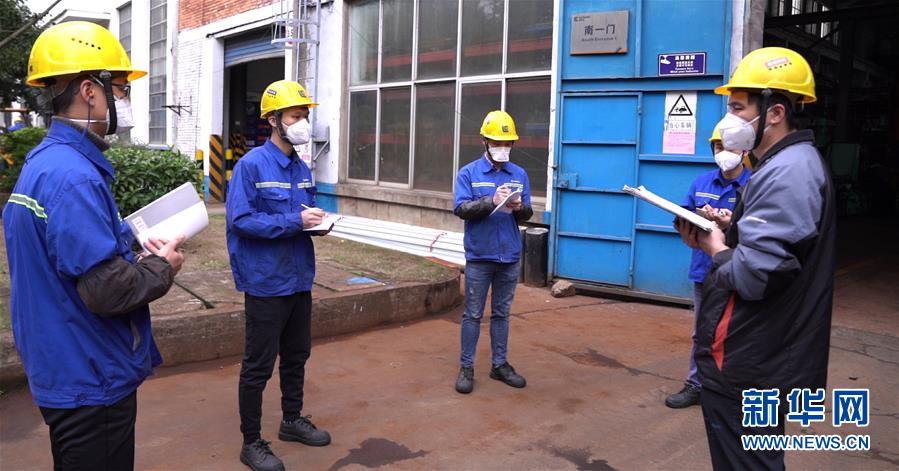 （來自經(jīng)濟(jì)前沿的故事&middot;企業(yè)復(fù)工復(fù)產(chǎn)&middot;圖文互動）（3）戴口罩、測體溫進(jìn)公司&mdash;&mdash;廣西柳工復(fù)工見聞