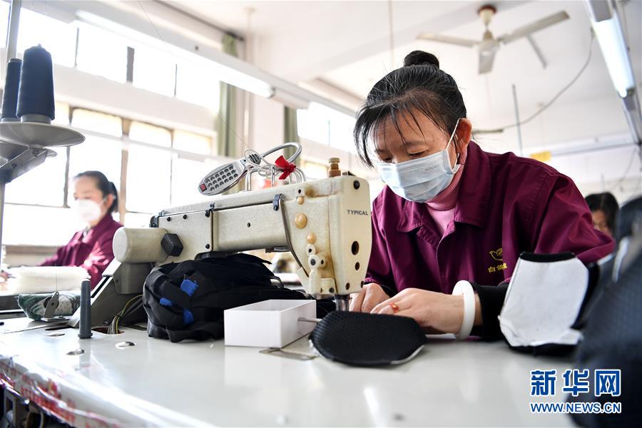 （圖文互動(dòng)）（4）為防控疫情添磚加瓦&mdash;&mdash;山西企業(yè)&ldquo;跨界&rdquo;生產(chǎn)防疫物資見聞