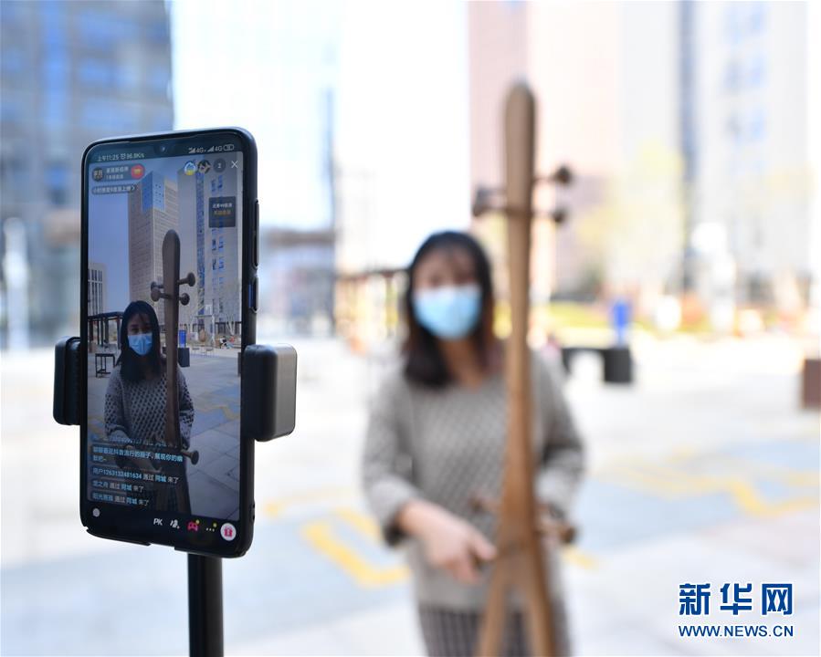 （圖文互動）（1）展會變直播 員工變網(wǎng)紅&mdash;&mdash;千億元家具產(chǎn)業(yè)別樣復(fù)工復(fù)產(chǎn)路