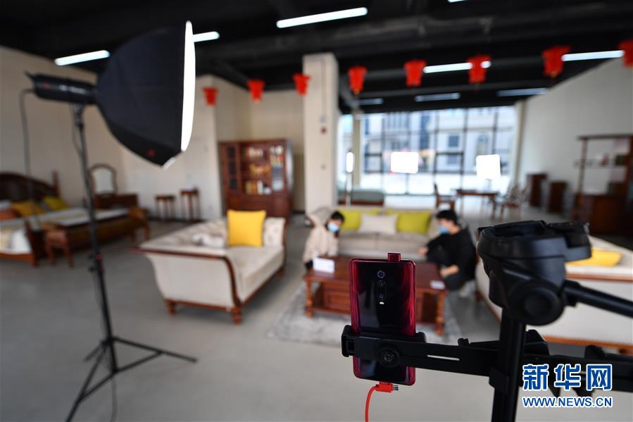 （圖文互動）（5）展會變直播 員工變網(wǎng)紅&mdash;&mdash;千億元家具產(chǎn)業(yè)別樣復(fù)工復(fù)產(chǎn)路